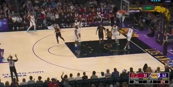 完美世界竞技平台官网-东契奇三分手起刀落稳稳命中，得到20分&amp;amp;追平科比单月纪录